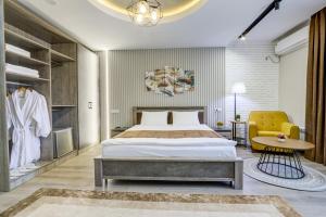 Postel nebo postele na pokoji v ubytování Inter Hotel Bishkek