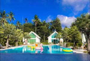 una piscina en el complejo con juguetes en Thirty Tree Garden House, en Chumphon