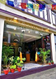 加德滿都的住宿－Sabila Boutique Hotel，花店前方的盆栽植物