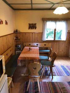 - une salle à manger avec une table et des chaises en bois dans l'établissement Chata Prístav, à Námestovo
