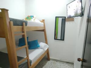 Ce lit superposé se trouve dans un dortoir doté d'une télévision. dans l'établissement Hotel Villa Guatape, à Guatapé