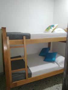 Ce lit superposé se trouve dans un dortoir avec une échelle. dans l'établissement Hotel Villa Guatape, à Guatapé