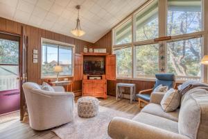 a living room with a couch and a tv at The Beach Cabin MCA 736 in Manzanita