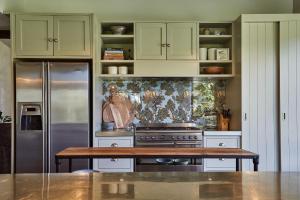Η κουζίνα ή μικρή κουζίνα στο Kanuka Terrace - Luxury Strawbale House