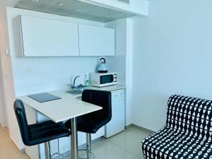 Kuchyň nebo kuchyňský kout v ubytování Sea Breeze Apartments