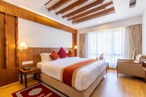 Llit o llits en una habitació de Landmark Pokhara