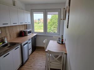 Kuchyňa alebo kuchynka v ubytovaní Apartament Lawendowy Gdańsk