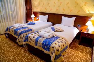 Un pat sau paturi într-o cameră la Central Park Baku