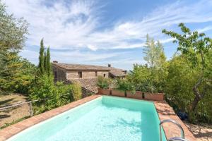 uma piscina no quintal de uma casa em Podere Lorena em Monteriggioni