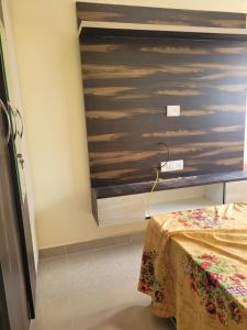 a bedroom with a wooden headboard and a bed at RV backpackers in Bangalore