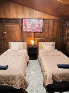 Posteľ alebo postele v izbe v ubytovaní Griyo Jawi - Cabins & Pool