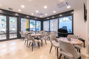Hotel Antonio的电视和/或娱乐中心