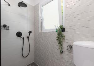 ein Badezimmer mit Dusche, Toilette und Fenster in der Unterkunft Cukerina apartment with Whirpool & Sauna in Poreč + 19 Fotos