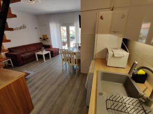 Kuchyňa alebo kuchynka v ubytovaní Vonyarc House