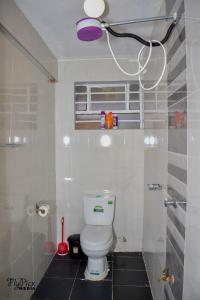 Bathroom sa Vee's Homestay, Nakuru Town