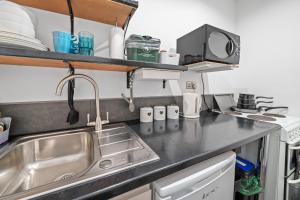 eine Küche mit Spüle und Arbeitsplatte in der Unterkunft Cwtch on the Coast in Swansea