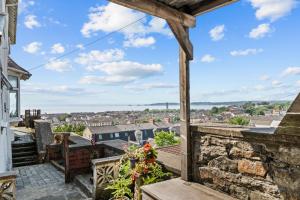 uma vista da varanda da casa em Cwtch on the Coast em Swansea