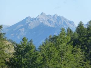 une montagne au loin avec des arbres au premier plan dans l'établissement residence avec piscine ,chalet des rennes, à Vars