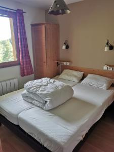 Ліжко або ліжка в номері residence avec piscine ,chalet des rennes