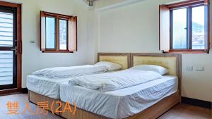A bed or beds in a room at 芹壁幸福海岸民宿-民宿編號051