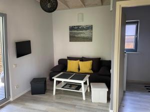 sala de estar con sofá y mesa en Namelis prie jūros en Palanga