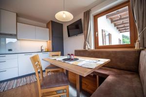 Ausservogelweiderhof في لايون: مطبخ وغرفة طعام مع طاولة وكراسي