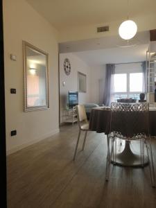 Televízia a/alebo spoločenská miestnosť v ubytovaní Adam Apartment