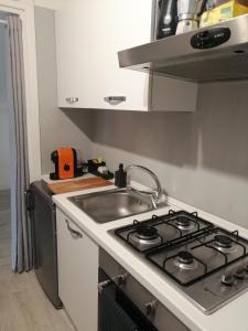 Kuchyňa alebo kuchynka v ubytovaní Adam Apartment