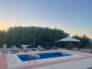 Bazén v ubytování Summer Breeze Villa nebo v jeho okolí