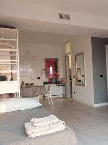 Cette chambre comprend un lit, une cuisine et une table. dans l'établissement Adam Apartment, à Vérone