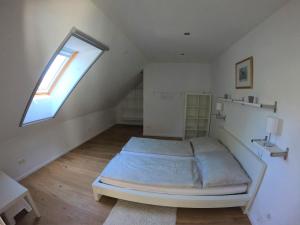 摩比修安西的住宿－Ferienwohnung Pauli，一间卧室设有一张大床和窗户