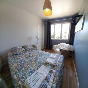 Posteľ alebo postele v izbe v ubytovaní "l'hippocampe", climatisé, 60 m2 , 2 chambres, très calme, plage des sablettes et commerces à 3 minutes à pied, wifi, parking gratuit, lit king size