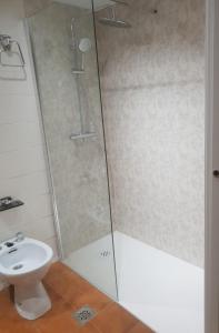 Koupelna v ubytování Mandilar Confort Panticosa + 18 fotografií