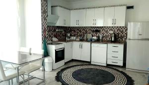 Kuchyň nebo kuchyňský kout v ubytování Lux triplex villa in Antalya for families