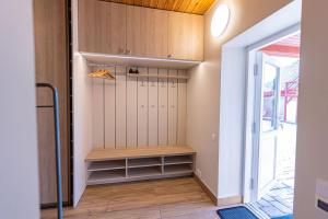 Schneider hause في يورمالا: غرفة مع خزانة مع دواليب خشبية