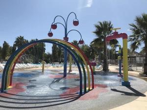 um parque aquático com uma montanha-russa colorida em camping la carabasse em Vias