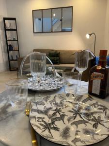 昂熱的住宿－Maison Angers La Madeleine Rooftop，一张带盘子和玻璃杯的桌子和一瓶葡萄酒