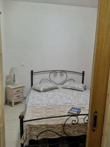 Postel nebo postele na pokoji v ubytování poets apertment in armeos masouri