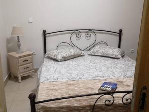 Postel nebo postele na pokoji v ubytování poets apertment in armeos masouri