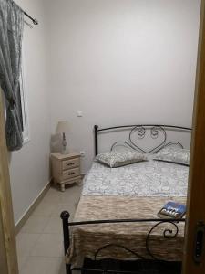 Postel nebo postele na pokoji v ubytování poets apertment in armeos masouri + 37 fotografií