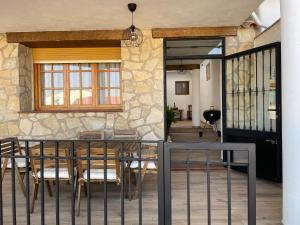 uma sala de jantar com mesa e cadeiras em Vivienda Turística Rural Casa Irene em Segura de la Sierra