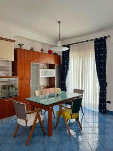 カプリにあるAugusto Capri Apartmentのキッチン(ダイニングルームテーブル、椅子付)