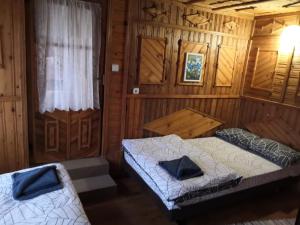 سرير أو أسرّة في غرفة في Cabana Taul Brazilor