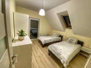 Posteľ alebo postele v izbe v ubytovaní Apartamenty Eksploris II