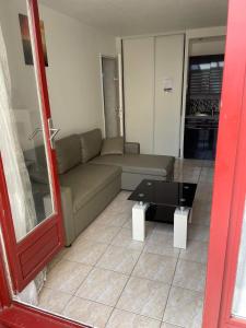 - un salon avec un canapé et une table dans l'établissement Coquet studio a 150m de la plage, au Barcarès