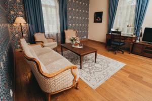 a living room with chairs and a table at Mooste Viinavabriku Hotell & Restoran in Mooste