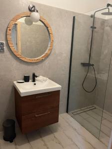 W łazience znajduje się umywalka oraz prysznic z lustrem. w obiekcie Punkt Kościelisko, dom górski 800 m od doliny Kościeliskiej w mieście Kościelisko