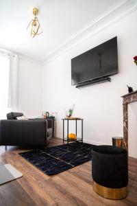 Telewizja i/lub zestaw kina domowego w obiekcie Suite L'éclipse Paris, logement avec jacuzzi, à 10 minutes des Champs Elysées