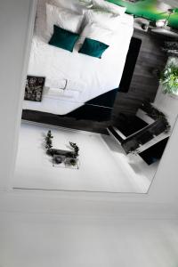 Łóżko lub łóżka w pokoju w obiekcie Suite L'éclipse Paris, logement avec jacuzzi, à 10 minutes des Champs Elysées