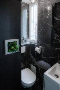 Łazienka w obiekcie Suite L'éclipse Paris, logement avec jacuzzi, à 10 minutes des Champs Elysées